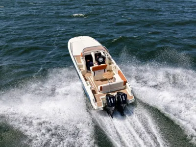sportcruiser op open water met opspattend water