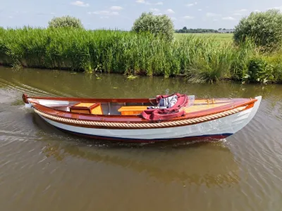 klassieke mahoniehouten sloep op kanaal