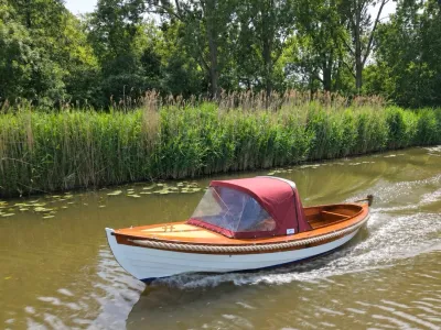 klassieke houten sloep op kanaal
