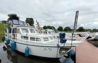 motorjacht aangemeerd in een jachthaven