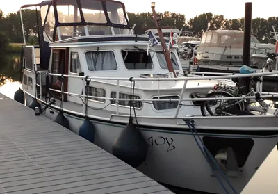 motorjacht afgemeerd bij steiger