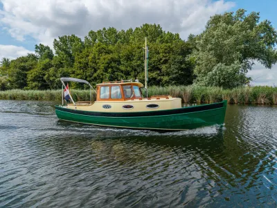 klassieke motorboot op rivier