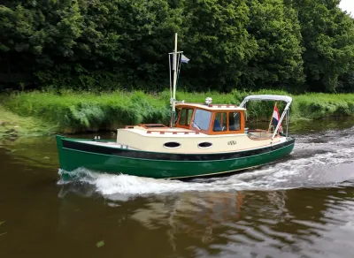 motorboot varend op een rivier