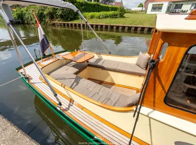 cockpit van klassieke motorboot aan kade