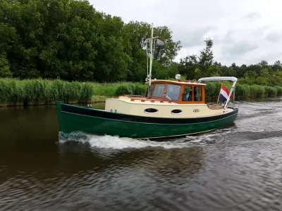 klassieke motorboot op kanaal