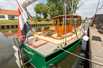 klassieke motorboot met gelakte teakkajuit