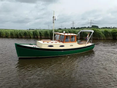 klassieke groene motorboot op kanaal