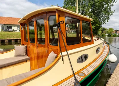 klassieke motorboot aangemeerd