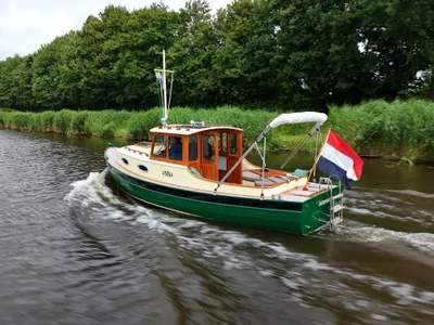 klassieke houten sloep op kanaal