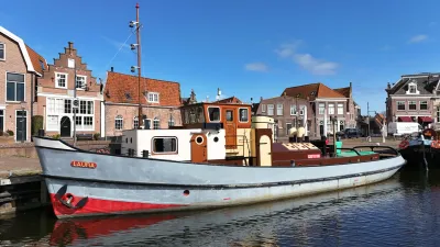 sleper aangemeerd in historische haven