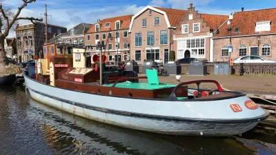 klassieke sleepboot aangemeerd in gracht