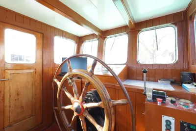 houten stuurhut met roer en besturing