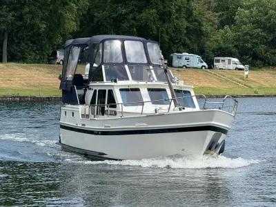 wit motorjacht vaart op binnenwater