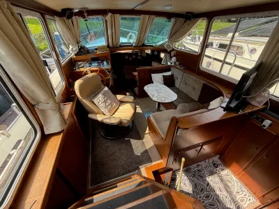 interieur stuurhut met zithoek en stuurwiel