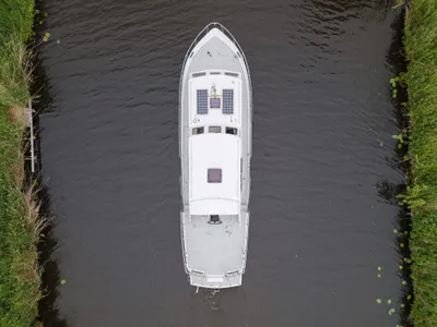 luchtfoto van boot in kanaal