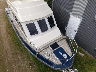 bovendek en boeg van een jacht op land