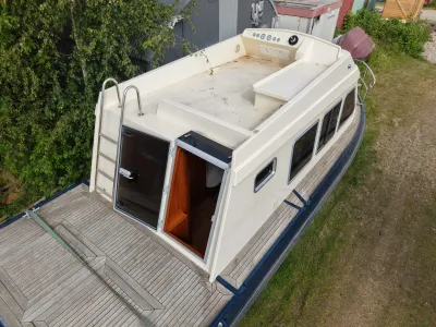 buitenkant van casco met flybridge en teakdek