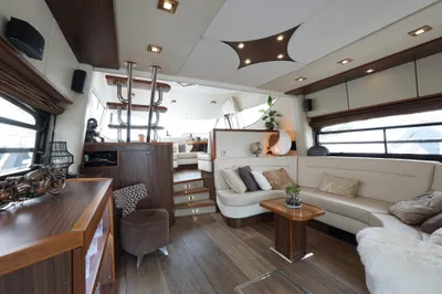 interieur salon met zithoek en trap