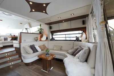 interieur met gebogen salonbank en salontafel