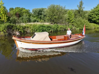 houten sloep op kanaal