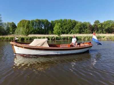 houten open sloep op rustig water
