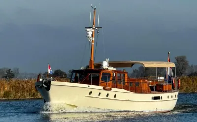 klassiek motorjacht op het water