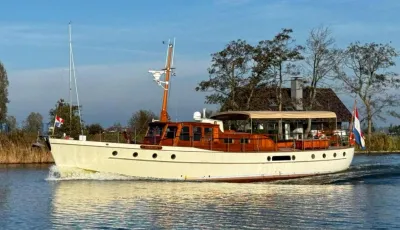 klassiek motorjacht op rustig water