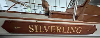 houten naamplaat op schip in stalling