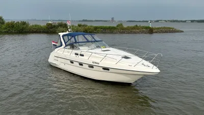 motorjacht op rustig water