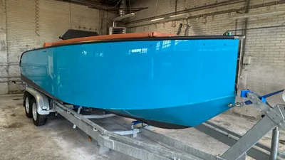 blauwe tender op trailer in loods