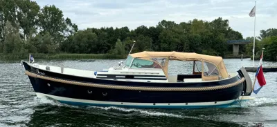 cabinsloep varend op rustig water