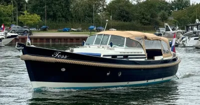 donkerblauwe cabine-sloep met kuiptent