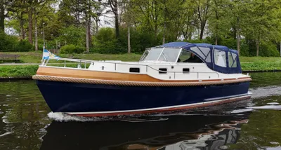 motorjacht op kanaal bij groene oever