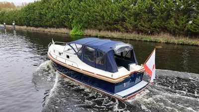 motorboot op kanaal met groene oever