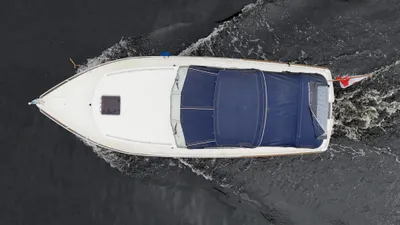 bovenaanzicht motorjacht op het water