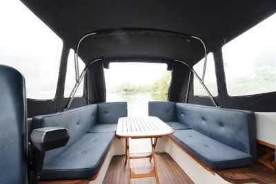 kuipinterieur met zitbanken en tafel