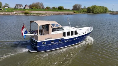 motorjacht op rivier met sprayhood