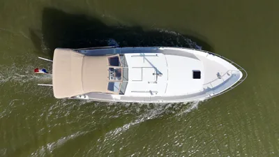 luchtfoto van motorjacht op groen water