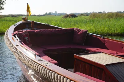 sloep met rood interieur op rustig water
