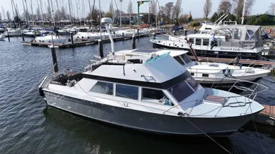 motorjacht aangemeerd in jachthaven
