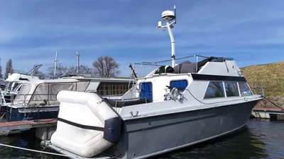 motorboot met flybridge aangemeerd aan steiger