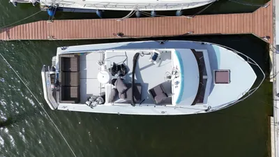 luchtopname van een motorjacht aan de steiger