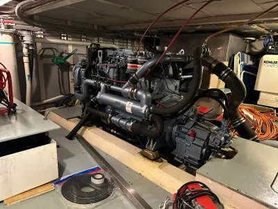 machinekamer met scheepsmotor