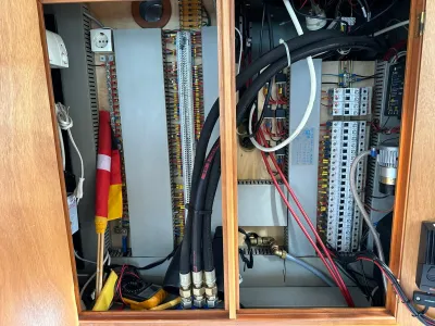 elektrakast met bedrading en kabels