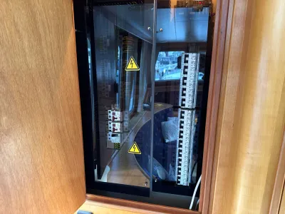 elektrakast in houten kast