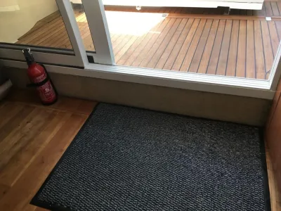 deur met drempel, mat en blusser