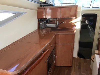 kajuit met kombuis en houten afwerking