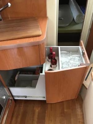 boordkeuken met open lade en glaswerk