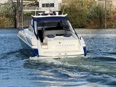 Achteraanzicht van een motorboot op het water