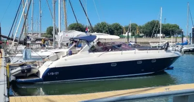 motorjacht afgemeerd in jachthaven